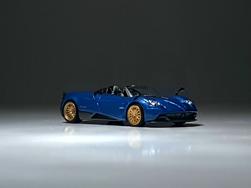 Illustration for article titled Mini GT Pagani Huayra Roadster in Blue Francia